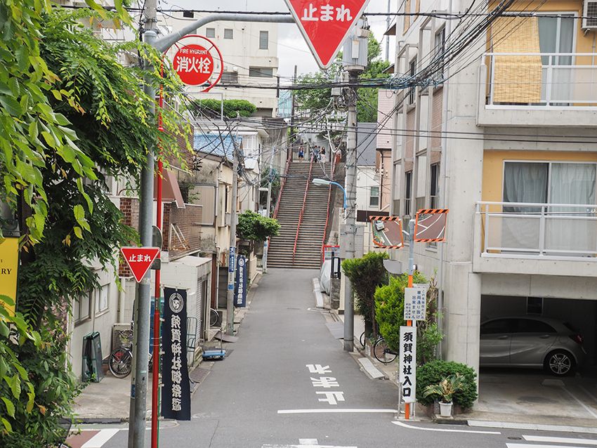 映画「君の名は。」の聖地、東京・四谷の須賀神社階段と界隈の坂道めぐり