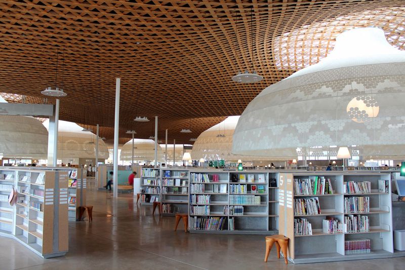 木の大屋根と光のドームの近未来図書館「みんなの森 ぎふメディアコスモス」