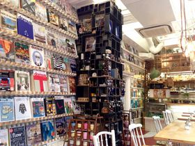 EՌ߂́uINTERIOR BOOKWORM CAFEvŃnCZXȃCeAɐG̋LTlC