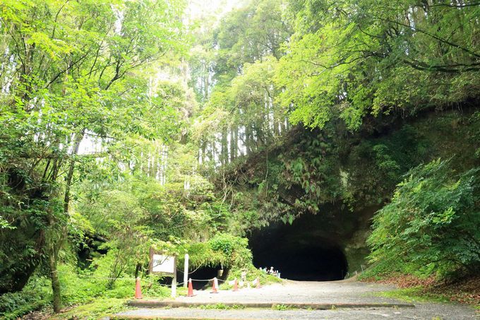 昔の大噴火と湧き水の浸食が造った神秘の洞穴