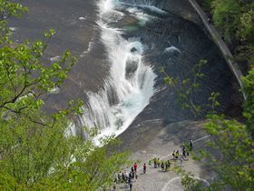新緑の渓谷美と名瀑を堪能！群馬県沼田市「吹割の滝」が絶景