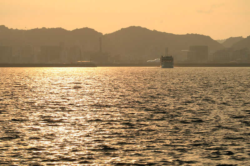 夕陽に輝く錦江湾が美しい！旅情を誘う夕暮れの桜島フェリー