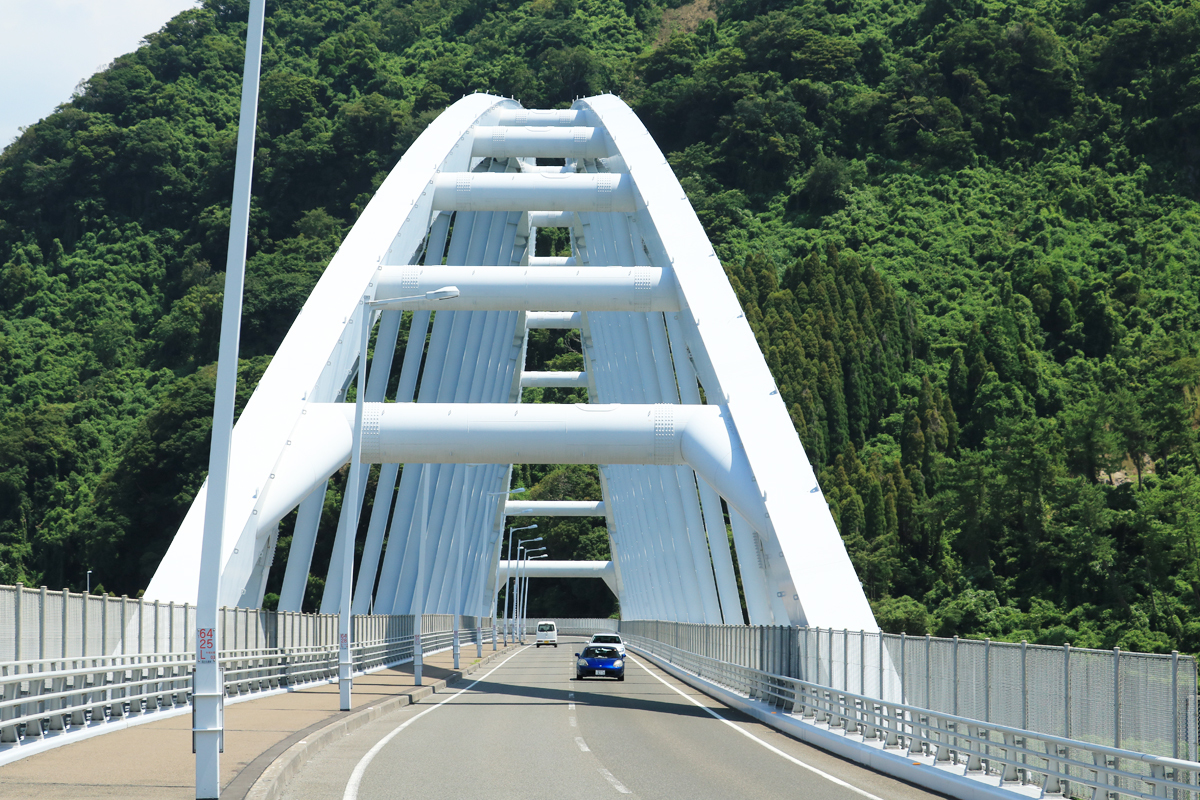 白く輝く美しいアーチ橋 鹿児島 牛根大橋 を歩いてみよう 鹿児島県 Lineトラベルjp 旅行ガイド