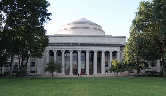 マサチューセッツ工科大学 (MIT)
