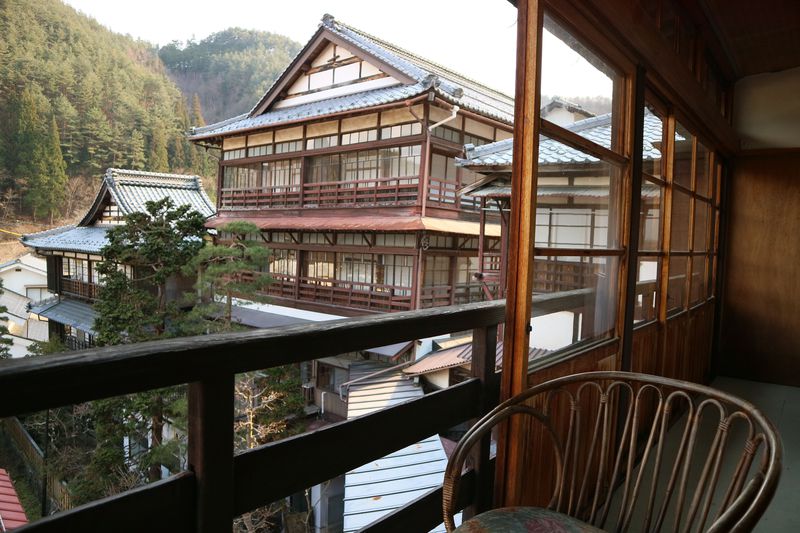 文学薫る高楼！長野・田沢温泉「ますや旅館」の木造は趣深し
