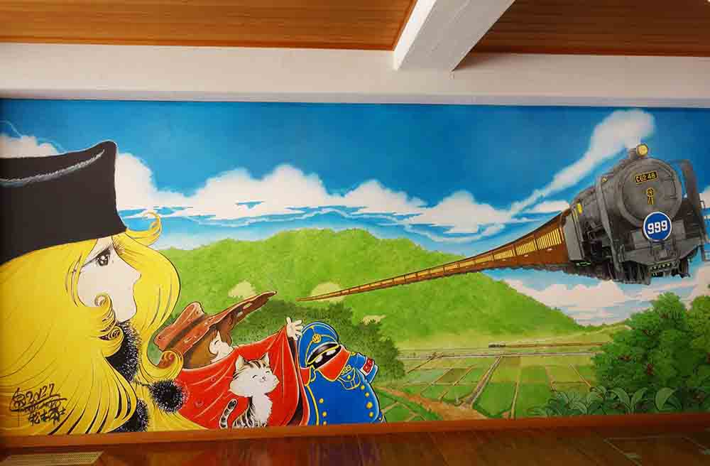 松本零時士寄贈の大きな壁画がお出迎え、大洲市立新谷小学校