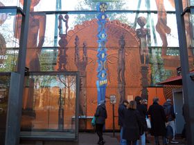 エッフェル塔とエスニック美術が並ぶパリのケ・ブランリー美術館