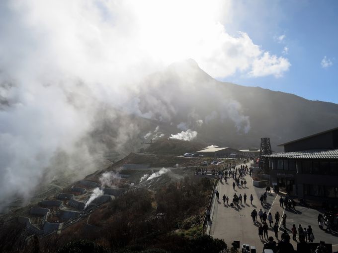 箱根大涌谷の湯けむりと火山地形