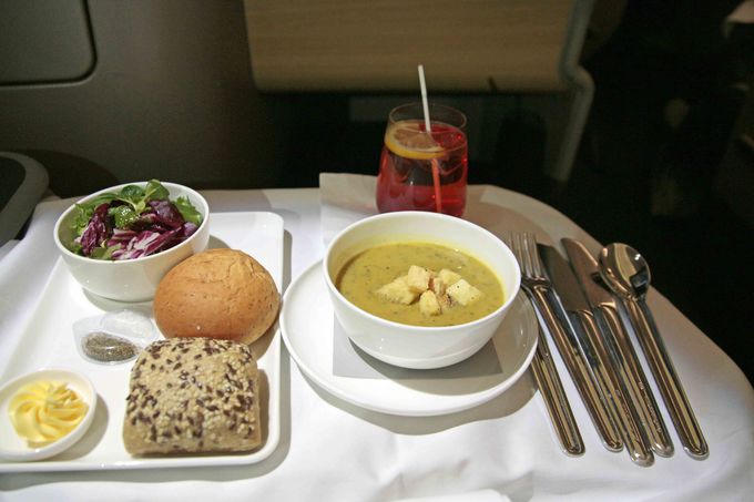 カンタス航空 の機内食は美味しい 航空専門家が搭乗して体験 オーストラリア Lineトラベルjp 旅行ガイド