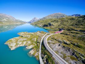 世界遺産レーティッシュ鉄道でスイスの大地を駆ける！ベルニナ線とアルブラ線