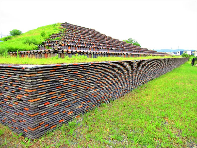 大阪に謎のピラミッド？巨大な現代アート風？堺市の「土塔」 | 大阪府