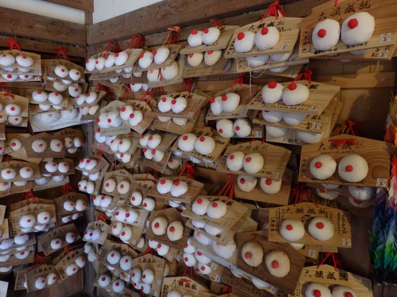 オッパイいっぱい！乳神様として崇拝される岡山県の軽部神社