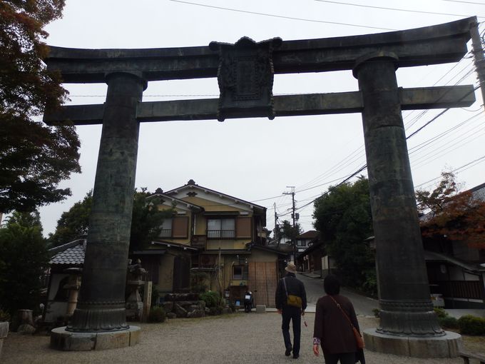 「日本三鳥居」の一つ！国の重要文化財に指定されている銅鳥居