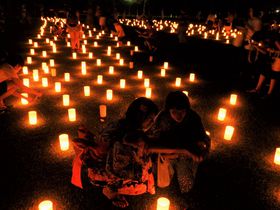 奈良公園に浮かびあがる光の幻想！夏の風物詩「なら燈花会」