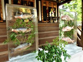 氷柱のなかを泳ぐお魚!?奈良市・氷室神社「献氷祭」