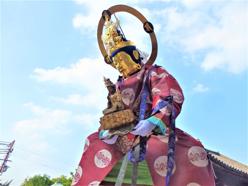 極楽浄土へ導かれて！仏が往来する奈良の奇祭「當麻寺練供養」