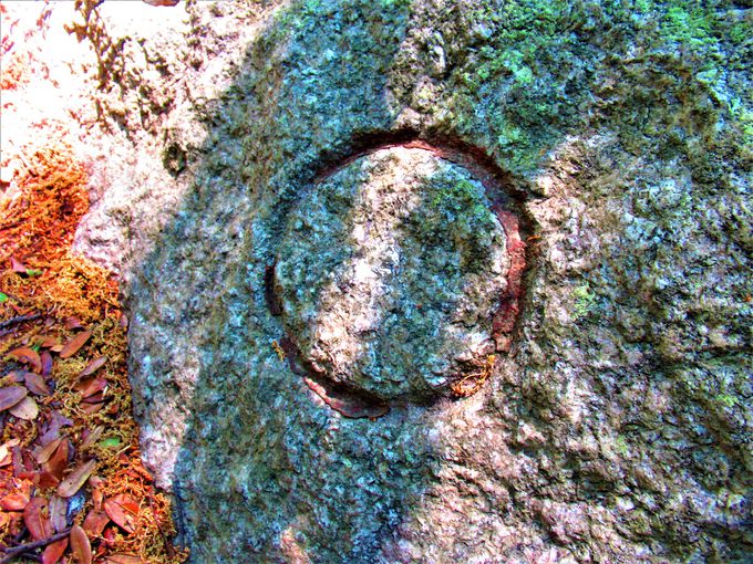 石の表面に刻まれた刻印