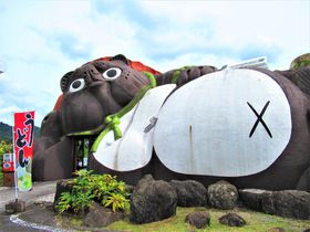 巨大なタヌキがお出迎え！滋賀県信楽町で陶器めぐりを楽しもう