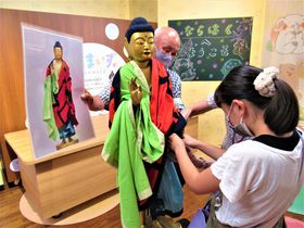 仏像を着付ける!?奈良国立博物館「とくべつワークショップ」