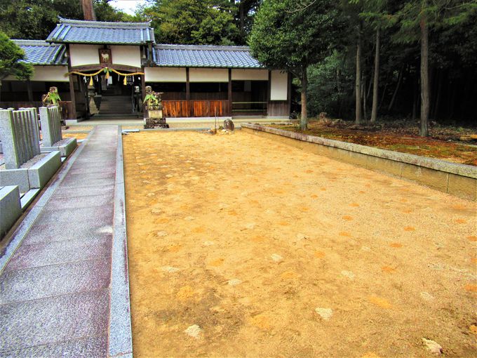 亀畑にある佐紀神社の砂モチ