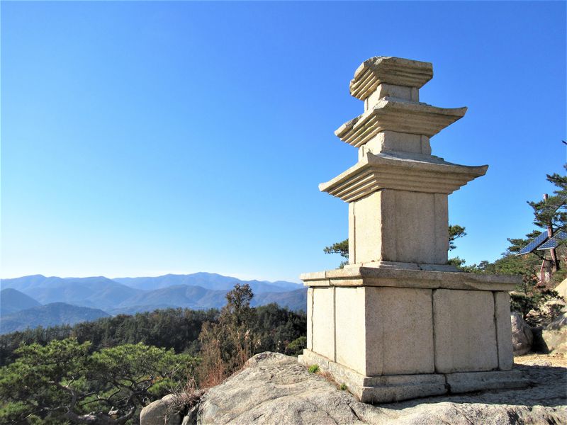 山岳信仰の聖地！慶州の世界遺産「南山」で石仏・石塔めぐり | 韓国