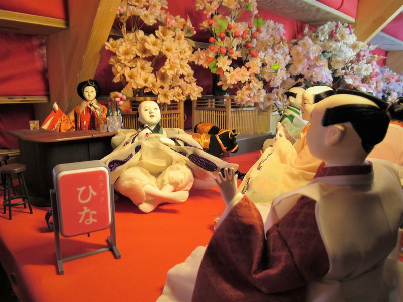 変わった雛人形もいっぱい！奈良・壷阪寺「大雛曼荼羅公開」 | 奈良県
