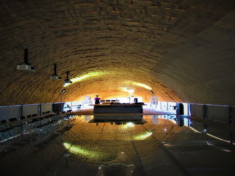 この薄暗い空間は何!?滋賀県守山市の「伊勢遺跡史跡公園」の記事サムネイル