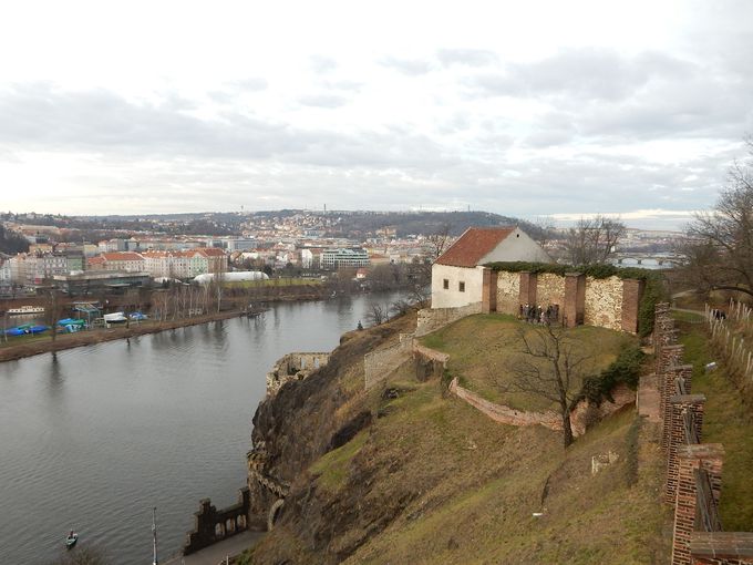 ヴルタヴァ川を見下ろすチェコ ヴィシェフラット でいにしえの時に触れる チェコ Lineトラベルjp 旅行ガイド