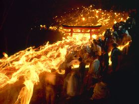 真冬の夜に炎が駆ける！熊野大神降臨の地・和歌山「神倉神社」のお燈祭