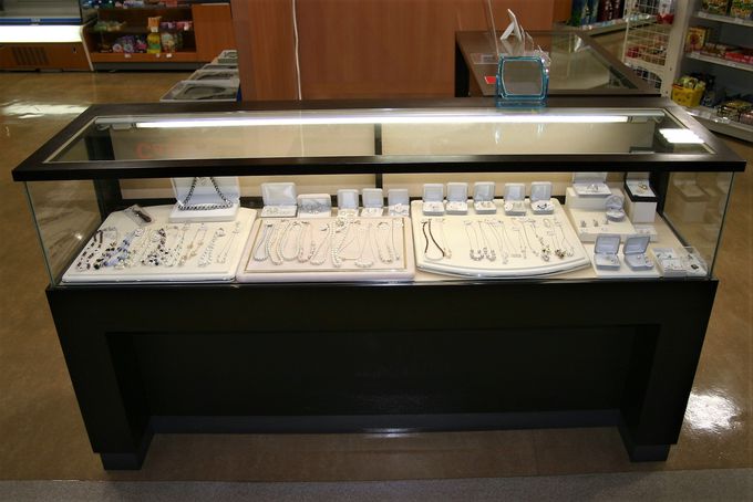 対馬やまねこ空港売店では地元の対馬焼・若田石硯・真珠を販売！