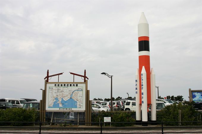 ロケットモニュメントが出迎え！観光案内所も「西之表港」