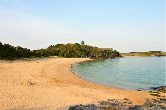 コントラストが絶景の島南部のビーチ！錦浜海水浴場