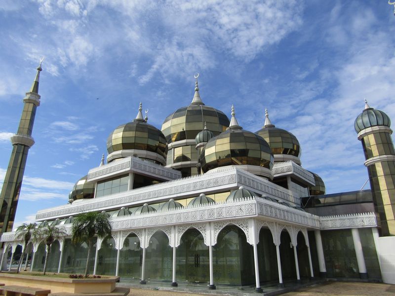 まるでSF！マレーシア・黄金に輝く「クリスタルモスク」