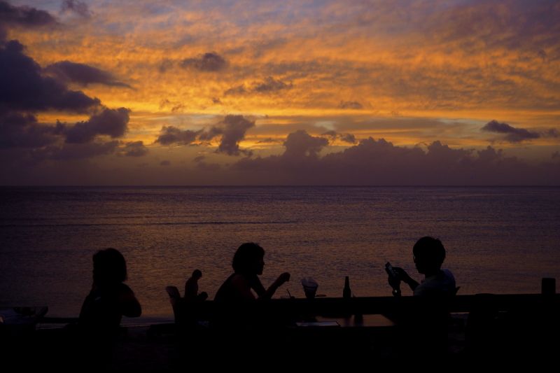 グアムのビーチで夕日を眺めるならここ ザ ビーチ The Beach Bar q グアム Lineトラベルjp 旅行ガイド