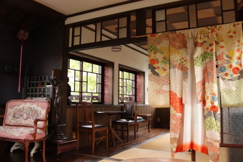昭和の香りのするアンティークな調度家具で彩られた２階