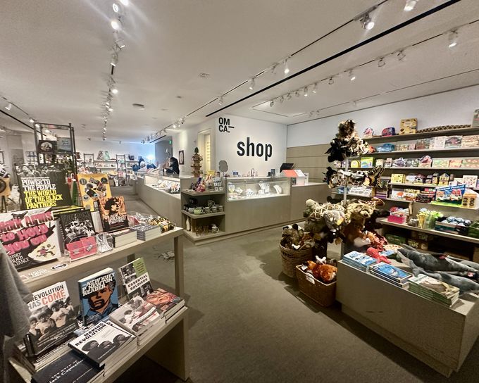 �J���t�H���j�A���ۂ��Ɗw�ׂ�~���[�W�A���uOMCA�v