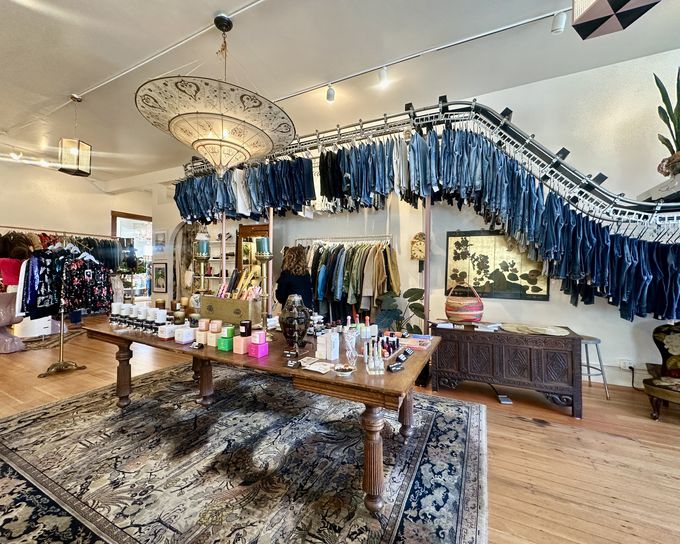 �G�݁E�Ò��E�O�����I�l�C�G���A�u���b�N���b�W�v�͊X�������y����