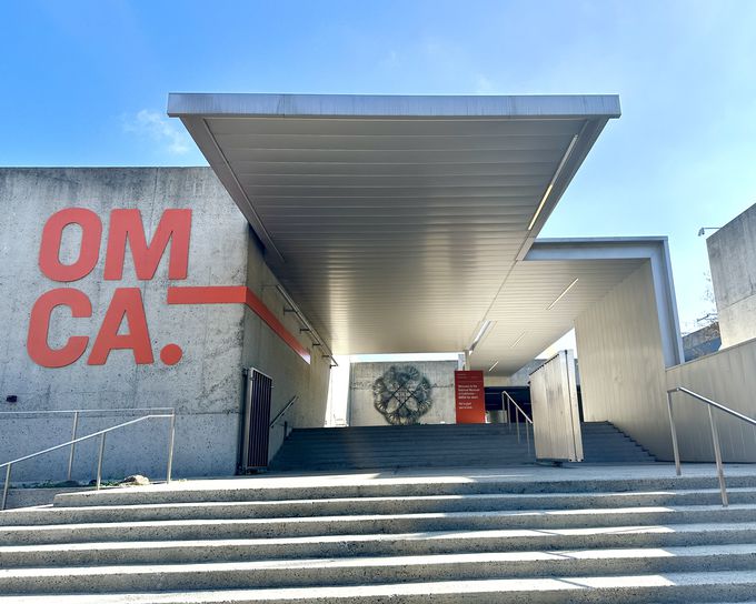 �J���t�H���j�A���ۂ��Ɗw�ׂ�~���[�W�A���uOMCA�v