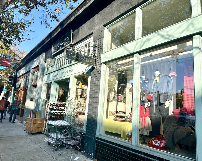 �G�݁E�Ò��E�O�����I�l�C�G���A�u���b�N���b�W�v�͊X�������y����