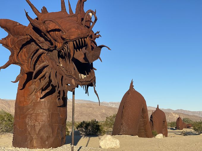 砂漠に点在する130点以上の金属彫刻「Galleta Meadows」
