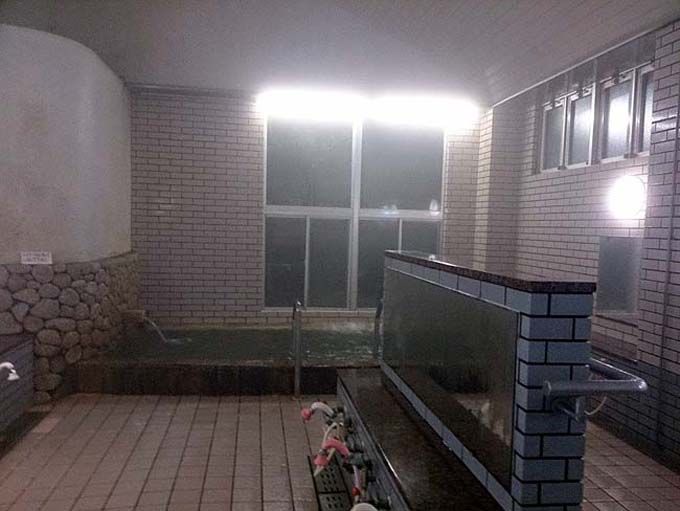 朝６時から利用できる天然温泉。