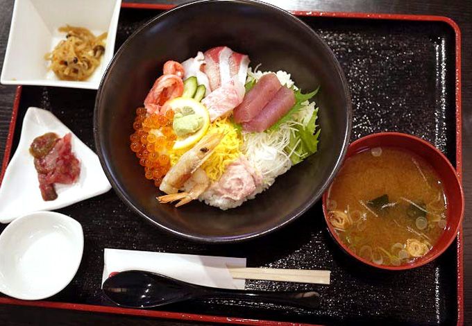 海鮮丼を自分好みにカスタマイズ！