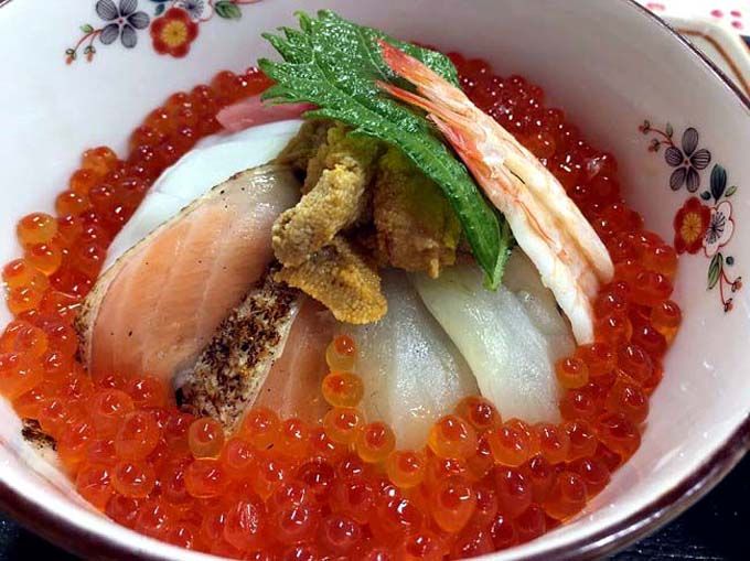秋田で食べたい日本海の幸 地元の人にも人気の海鮮丼４丼 おまけ１丼 秋田県 トラベルjp 旅行ガイド
