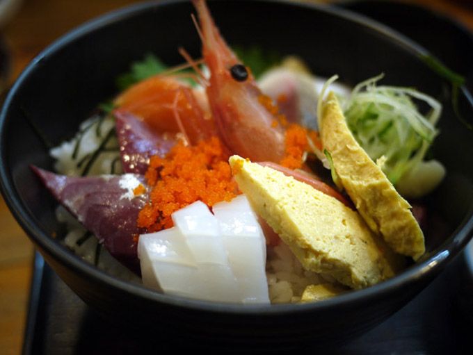 丼いっぱいの日本海グルメ 今すぐ鳥取に行って食べたい海鮮丼ベスト５ 鳥取県 トラベルjp 旅行ガイド