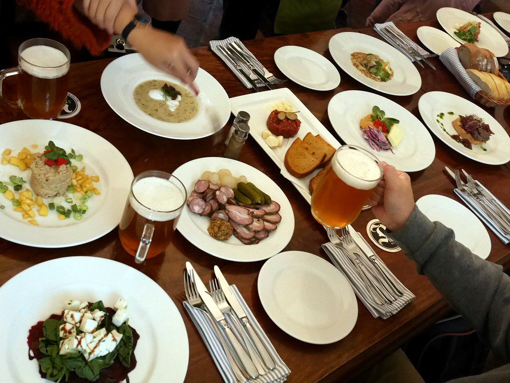 フォトジェニックなレストランでチェコ料理とビールを味わおう！