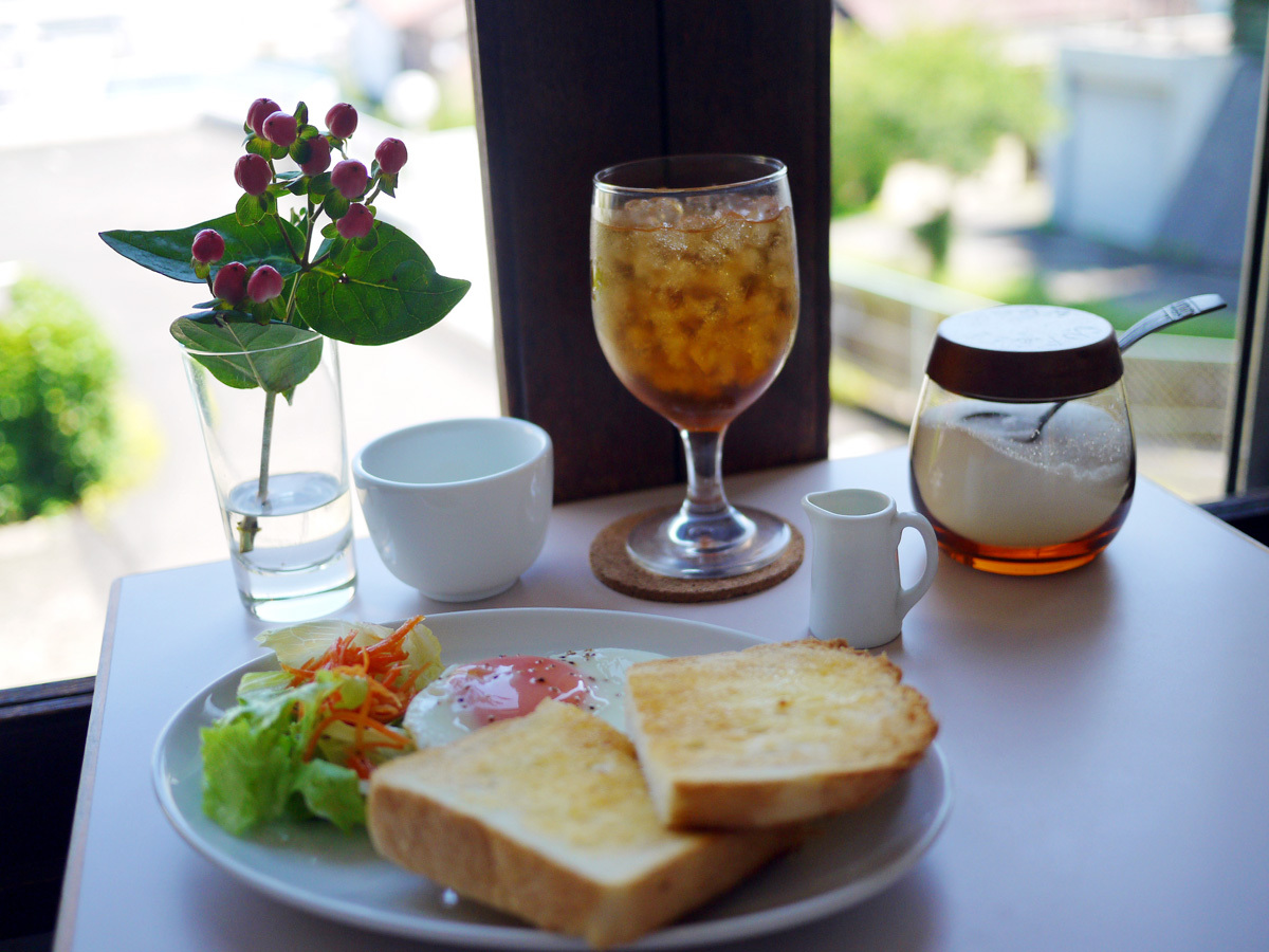 眼下に横浜の街を眺めながら優雅に朝食を！