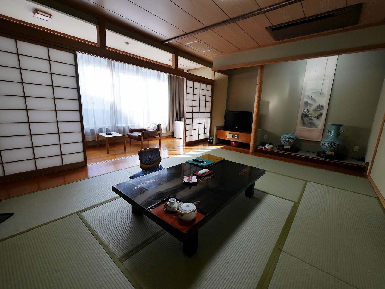 のんびり寛げる広い和室