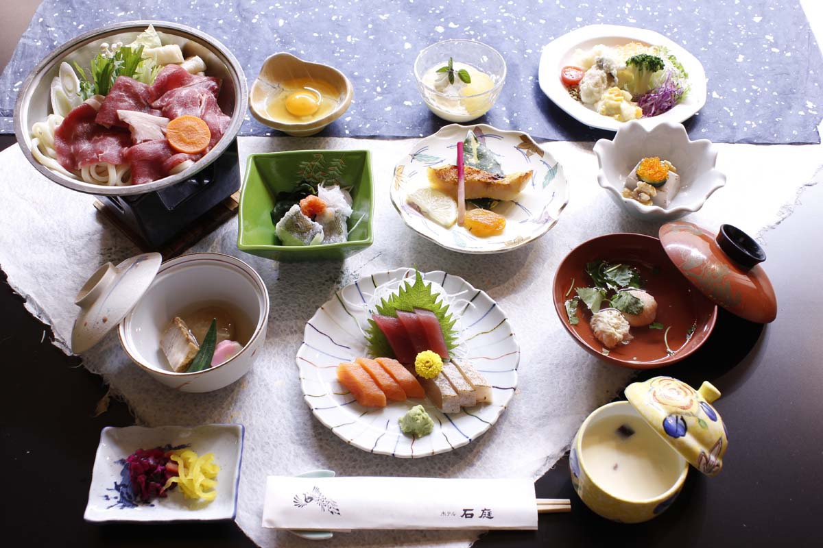 武田信玄ゆかりの郷土料理が並ぶ夕ご飯