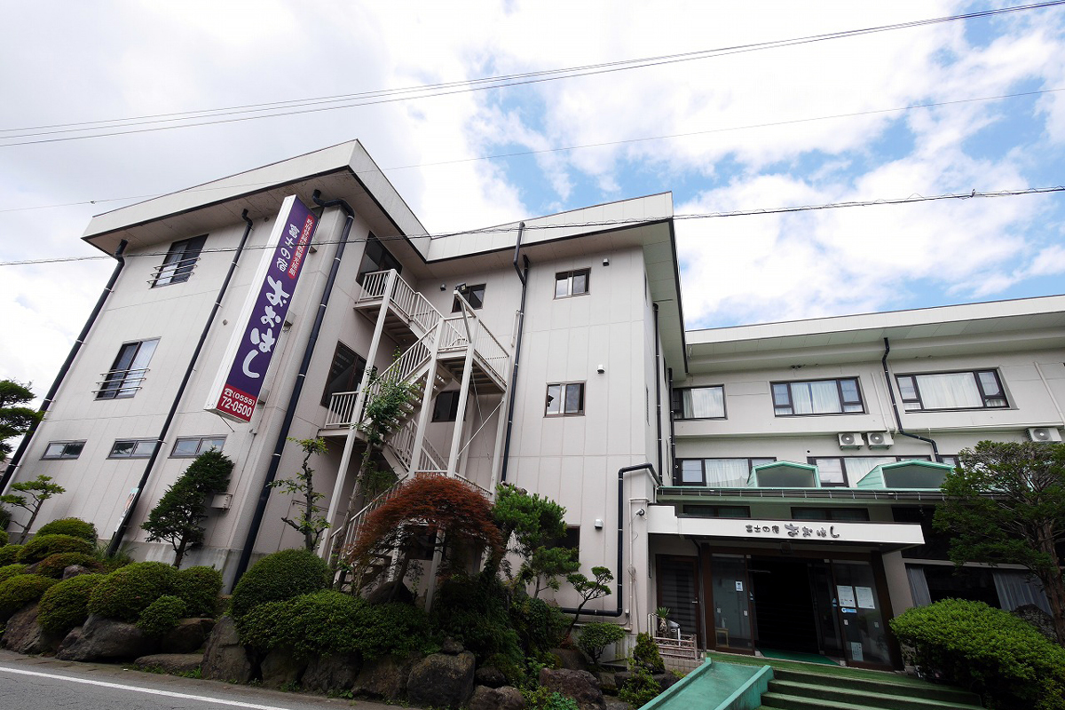 「OYO 富士の宿 おおはし」は河口湖畔まで歩いて3分