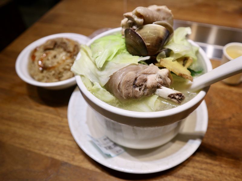 台湾の具沢山な薬膳地鶏スープで栄養補給！台北「雙月食品社」